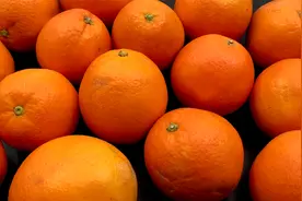 橙子好不好吃，看看这里就知道，一挑一个准甜，果店老板常用这招