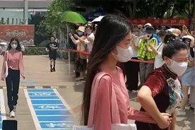 高颜值母女！郑州一考点女生第一个出考场，妈妈身穿旗袍牵手迎接