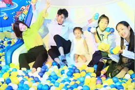 老师带同学们去游乐场，同学们玩的太嗨了还拉着老师一块玩，真逗