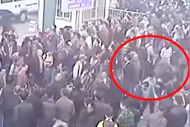 乌鲁木齐“4·30”火车站暴恐案  伤者从脖子到脚跟都是碎弹片视频封面