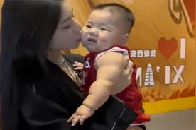 萌娃第一次被小姨亲亲，这无奈又嫌弃的表情，也太可爱了！视频封面