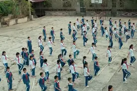 童年神曲《踏浪》配上这熟悉的画面，勾起了多少人的回忆？视频封面