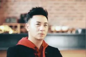 释小龙有何背景？他与洪金宝平起平坐，两人相差36岁却是平辈视频封面