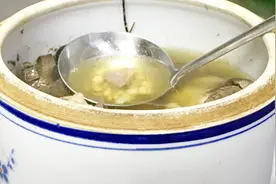 猪横脷炖鸡骨草，祛湿，健脾又营养，广东经典靓汤，现在喝最好