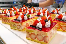 你见过真正的草莓蛋糕吗？制作过程就能流口水，高端大气上档次视频封面