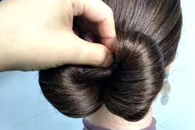 女人头发不长不短这样扎，这发型真的太简单实用了，优雅又气质