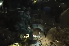 坠机核心区最新消息：黑匣子或有严重变形 搜救现场雨势渐大视频封面