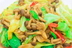 厨师长分享饭店菌菇炒包菜做法，不焯水不过油，素菜小炒很下饭视频封面