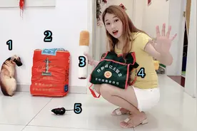 家中各种不按套路的物品，半米高的烟抱枕，存款一亿元留念的背包视频封面