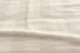 床上到处都是碎头发？只需2根橡皮筋，一根头发都看不到