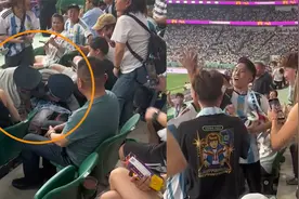 赚回票价!球迷抢到比赛踢坏的足球 两保安试图拿走被众球迷劝退视频封面