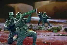 职业杀手和5厘米的塑料小人玩具士兵火拼，直到对方出动了直升机视频封面