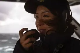 美舰上的华裔女兵火了，用中文向中国海警喊话，其中原因让人心寒视频封面