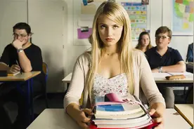 电影：新来女学生太漂亮，男生都打她主意，却不知她全家都是黑帮视频封面