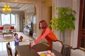 电影：三岁孩子被开水烫伤，妈妈不关心孩子，却关心地上的杯子视频封面