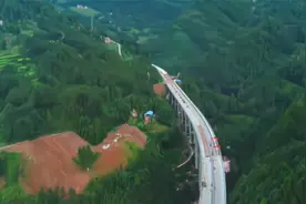 巴万高速公路万源段预计今年底全线建成通车视频封面