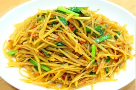 土豆丝不一定脆爽才好吃，川菜师傅教你创新做法，下饭爽口特别香