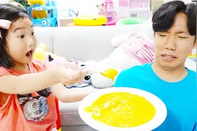 小萝莉角色扮演厨房游戏亲子互动短剧 给叔叔做美味的水果粥