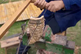 农村老爷爷深山挖竹根，制作了一个竹根勺子，简单实用视频封面