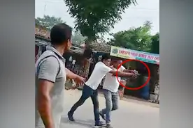 现场！印度一政党领导人与对手起冲突 当街拔枪开火打伤一人视频封面