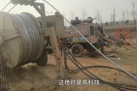 农村三万伏高压线施工现场，拉过来两台牵引机，这机器应该不便宜