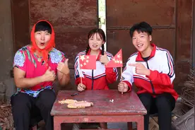 甜甜和来福制作小红旗，每个中国人心里都有一抹中国红，真好看