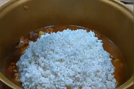 米饭可以和配菜一块煮，酒店大厨的绝活，懒人做法，真香