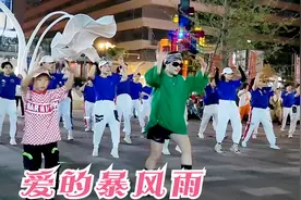 浙江富婆美女跳广场舞，屁股扭得真性感，引来无数人围观，真妩媚