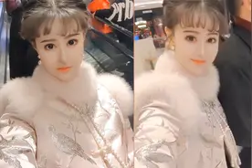 母亲穿中式旗袍陪儿子逛街，皮肤白皙妆容精致优雅，儿子反应亮了