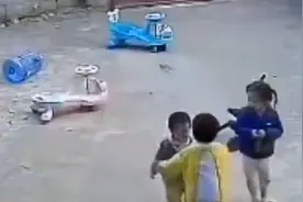 6岁哥哥为保护两妹妹，手持棍吓走牛犊，最后不忘抱一个牵一个视频封面