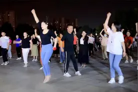 河南一公园二美女PK尬舞《红日》太棒了！快来看看你更喜欢哪一个视频封面