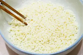 做疙瘩汤，这样做最好吃了，粒粒细小均匀还夹心，既简单又快速