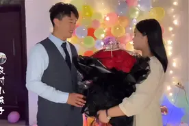 和男友过的第一个七夕情人节，场面温馨又浪漫，感动的姑娘流泪视频封面
