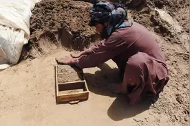 阿富汗红砖制作过程，稻壳和泥土混合一起，用砖匣子脱模晒制