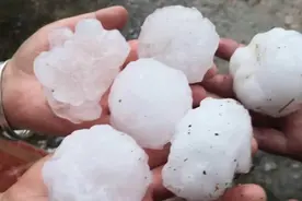 贵州18县遭鸡蛋大小冰雹狂砸 民众：牛都砸蒙了视频封面