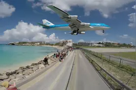 近距离体验飞机从头顶飞过，噪音风力大，能把人吹倒十几米外视频封面