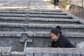 农村大嫂你知道为什么喜欢抓鱼吗？视频封面