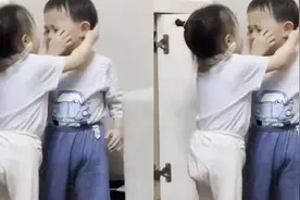 女孩开柜门撞哭男孩亲吻安慰，萌娃一秒止哭满脸惊讶：再来一次！视频封面