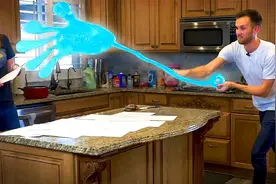 国外小伙将504只粘粘手融化,DIY一只“巨型大手”,玩法相当有趣！