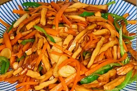 胡萝卜和它一起炒那简直是绝配，简单一做，清爽可口又开胃，真香