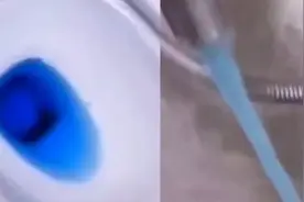 女子马桶放入洁厕灵，蓝水从洗澡水龙头流出：怀疑平时喝的马桶水视频封面