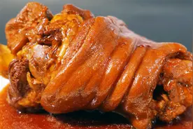 肘子简单好吃的家常做法，家常冰糖红烧肘子，猪肘软烂脱骨特别香