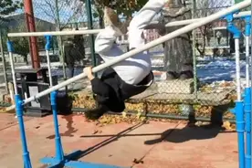 社死现场！女子玩双杠想后空翻炫技，没想到杆子掉了视频封面