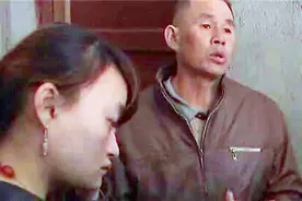 女儿离家8年归来，父女尴尬相见，女儿：他打我一分一秒我都记着视频封面