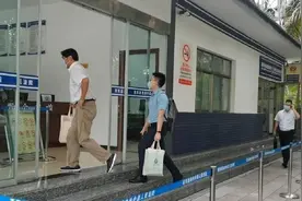 现场！南京女大学生被害案二审，主谋洪峤父亲首次露面快步进法院