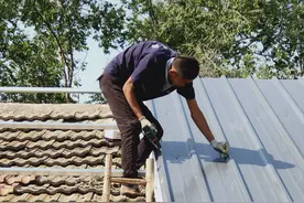 愚伯回乡记：小院改造第七天，师傅高温下施工，堂屋顶已成这样了