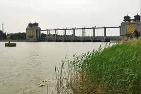 天津海河二道闸，防止海水倒灌进内陆河，建筑有特色风景也秀丽