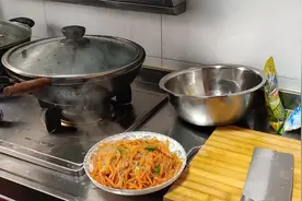 老公做了一道简单的胡萝卜炒粉条，真的很好吃，大家可以试一下呦