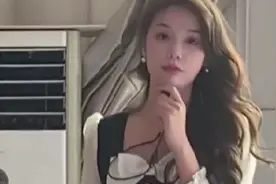 湖北某高校女老师因超高颜值走红，学生：应到30人实到300人视频封面