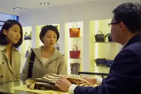 女孩卖老公送的LV包，老板以为她不识货开价7千，结局亮了视频封面